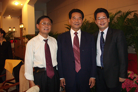 吳官正書記與楊洪總裁及高成主任在清華大學校友聚會上。